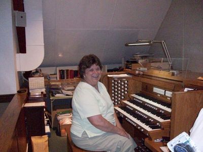 Dave Smith Visit at the Organ 1
Church organist, Marcia Eckerson, welcomes Dave for a spin on the Allen organ at OLS Church, Vestal, NY.
