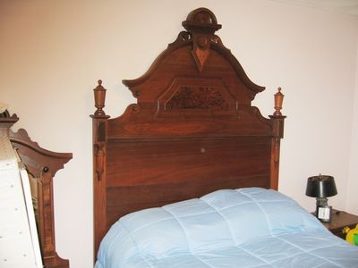 Dave Smith and Family Visit.  At the Glazers
The Higham family bedstead from W. Ray and Mary Seubert Higham carefully restored and in use at the Glazers.
