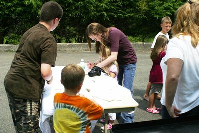 Friday/Saturday Breakfast and Picnic
Picnic: Arts and Crafts T-Shirts: Nick Higham; Sam Hughes; Rachel Higham, helping Madison Higham; Joan Higham Entwistle at right.
