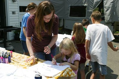 Friday/Saturday Breakfast and Picnic
Picnic: Arts and Crafts. T-Shirts. Rachel helps Madison autograph T-Shirts
