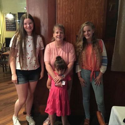 60th Anniversary Party Jack & Jan August 10, 2019
Lunch at Number 5
Julia Higham; Sue Higham Foley; Madison Higham; in front, Audriann Glazer
