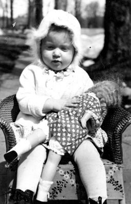 Higham Family
Elizabeth Ann Higham (Sauerzopf), 1940 
with Raggedy Ann?
