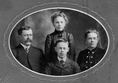 Curtiss Family
Heman Curtiss Family
Front: Heman Dewitt Curtiss; Ralph Wood Curtiss; Lizzie Mary Woods Curtiss;
Back: Louese Berthena Curtiss (Smith)
